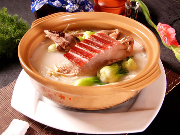 zuppa di anatra di Hangzhou con germogli di bambù essiccati