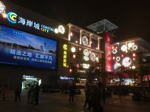 Centro commerciale della città costiera