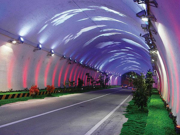 Le 10 autostrade più belle della Cina: il tunnel autostradale della montagna Zhongnan