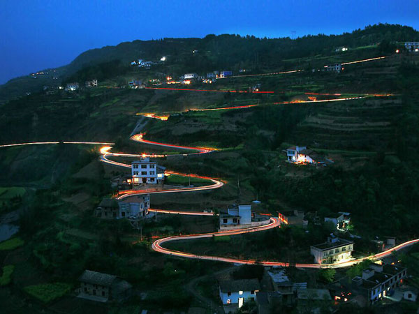 Strada tortuosa di Aizhai nell'Hunan