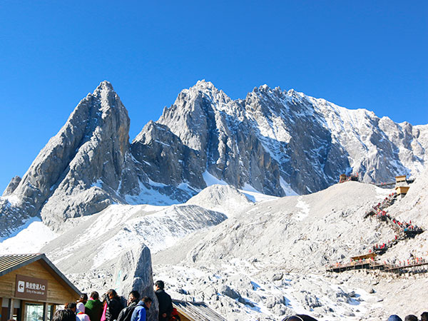 Montagna innevata del Drago di Giada