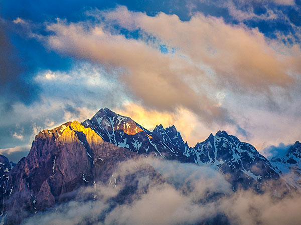 Montagna innevata del Drago di Giada