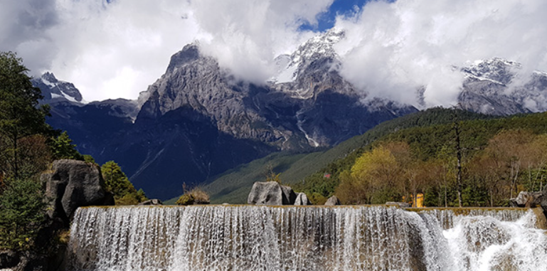 Montagna innevata del drago di giada Lijiang - Tredici cime innevate che dominano Lijiang