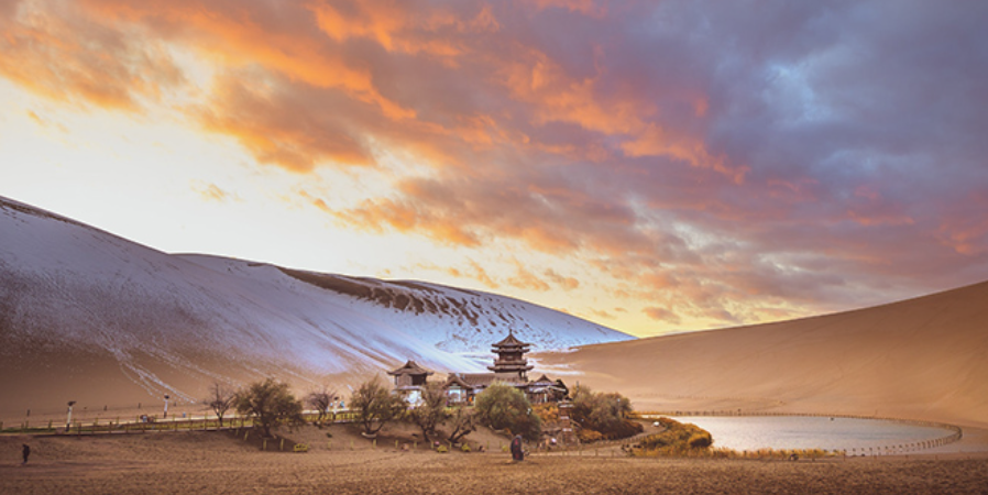 Parco naturale del lago a mezzaluna del monte Mingsha Dunhuang